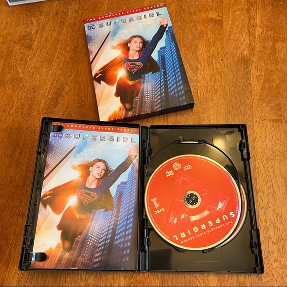 Supergirl Season 1 DVD - Picture 2 of 2